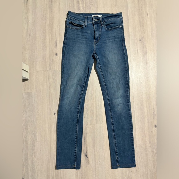 Levi’s Slimming Skinny Jeans - Picture 7 of 9